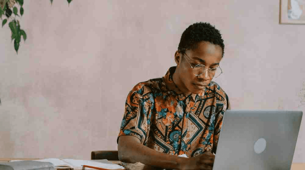 Student on laptop using Anki USMLE Flashcards